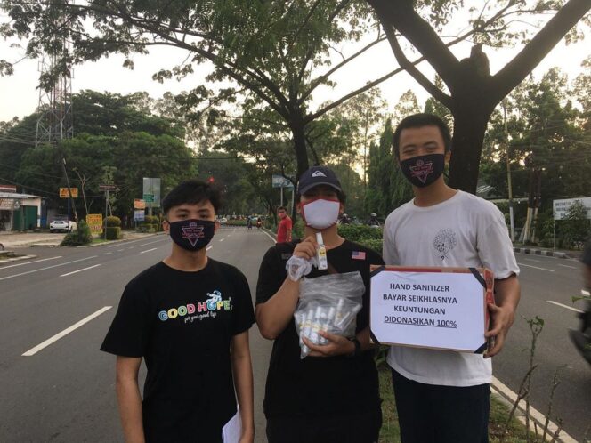 
					Zahid (tengah) bersama tim GOODHOPE-nya saat menggalang amal di pusat Kota Tangerang.(ist)