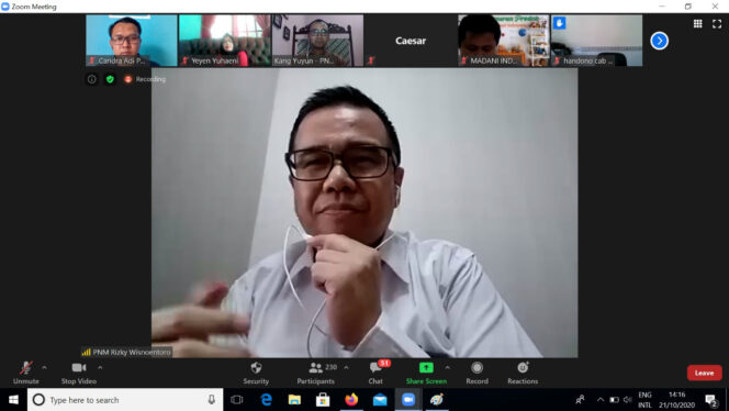 
					Kadiv PKU Rizky Wisnoentoro memaparkan materinya kepada seluruh peserta meeting zoom.(ist) 