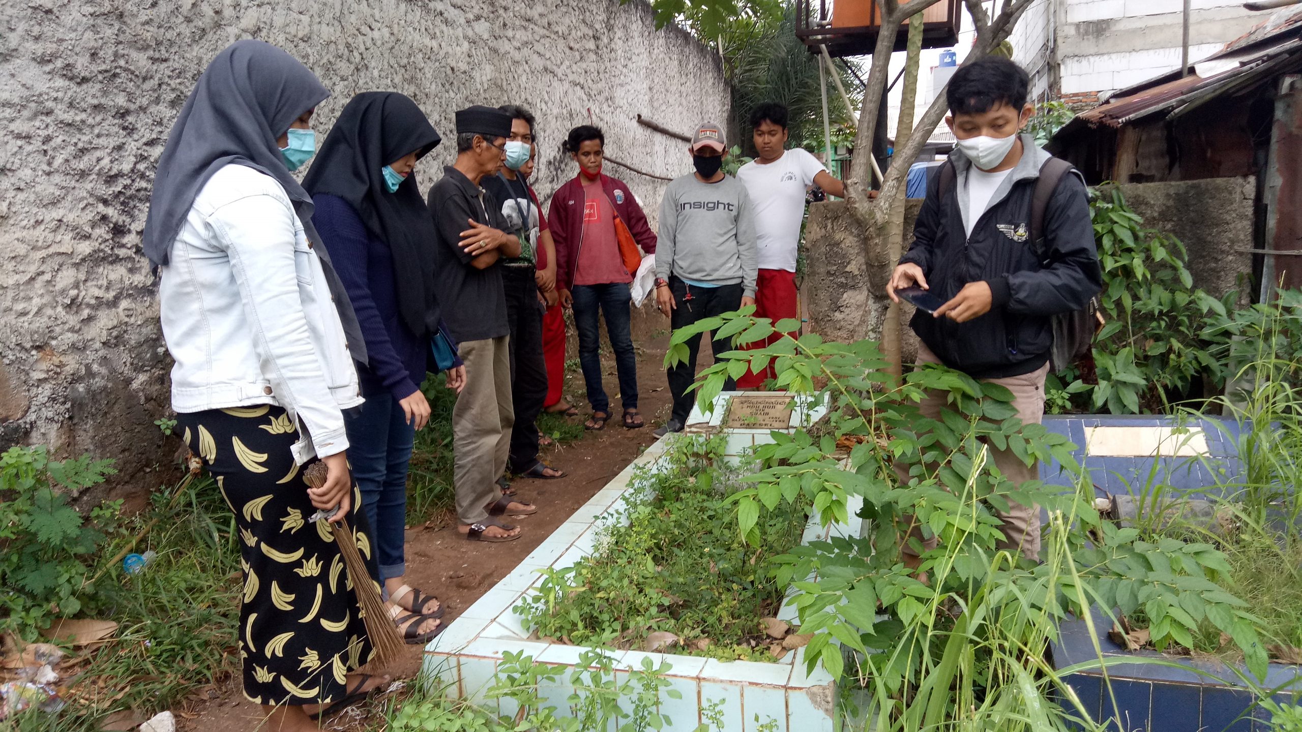 Generasi Muda Beksi Petukangan Bersih-bersih Lima Makam Guru Besar Beksi 