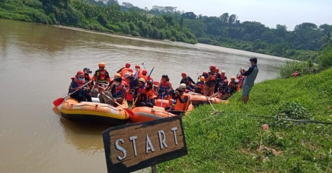
					Komunitas Link Care Cisadane sIiap-siap menyusuri Sungai Cisadane di Tangerang.(ist)