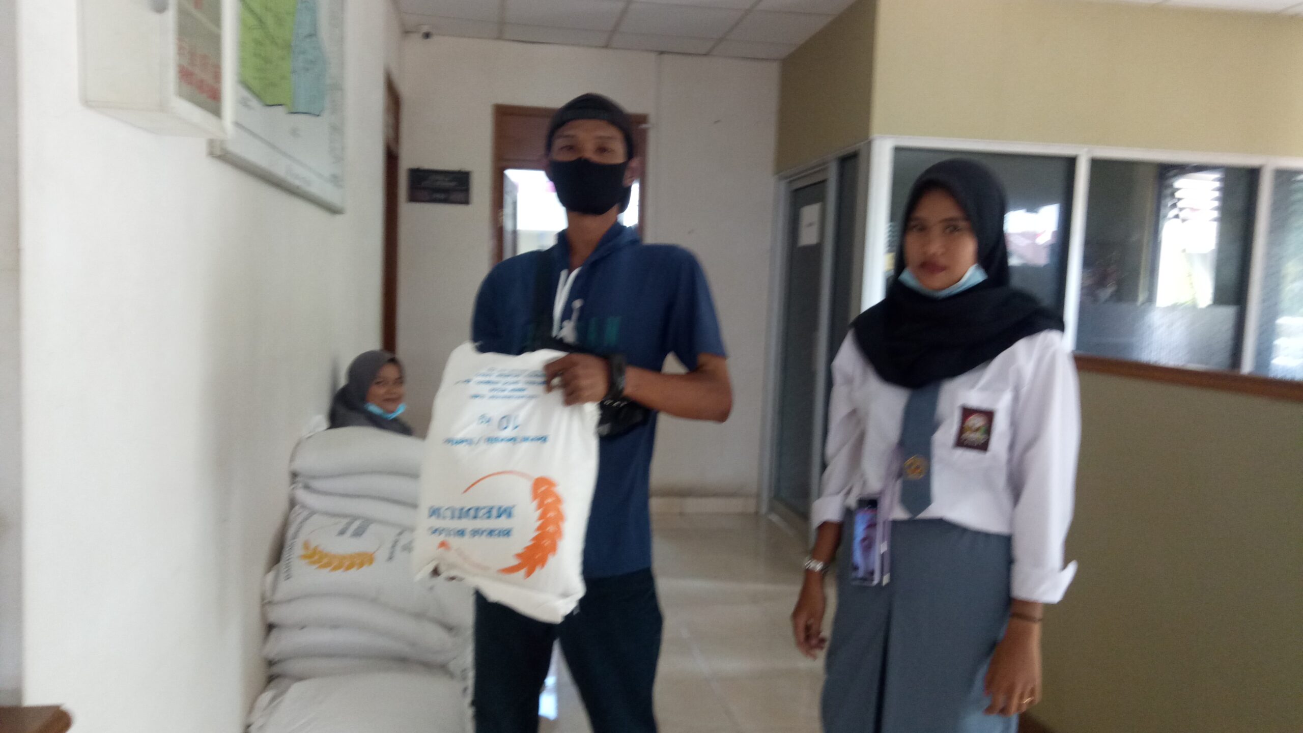 Petugas di Pakojan Alami Kelelahan Saat Bagikan Beras PPKM ke Warga