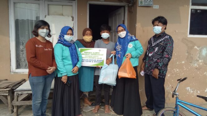 
					Pemberian paket sembako dan nasi kota oleh pengurus, doantur dan relawan yayasan.(ist)
