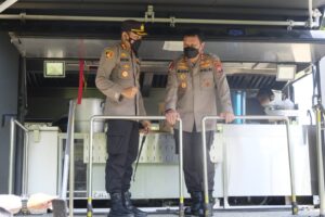 Kapolda Banten Irjen Pol Rudy Heriyanto meninjau dapur umum di Kecamatan Sumur Kabupaten Pandeglang.(ist)