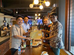 Penyerahan company profile JMSI oleh Sekjen JMSI Mahmud Marhaba kepada Ketua Umum HIPMI Mardani H Maming.(ist)