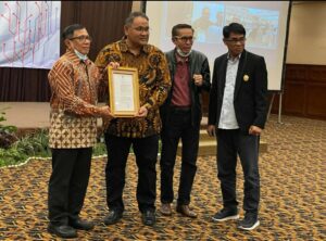 Hendry Ch Bangun menyerahkan SK JMSI  sebagai konstituen Dewan Pers kepada Ketua Umum JMSI Teguh Santosa.(ist)
