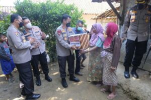 Kapolda Banten Irjen Pol Rudy Heriyanto memberikan bantuan kepada warga yang terdampak gempa bumi di Pandeglang.
