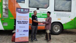 Ketua JMSI Banten Wahyu Hariyadi secara simbolis menyerahkan bantuan paket nasi kepada korban gempa bumi di Pandeglang.(ist)