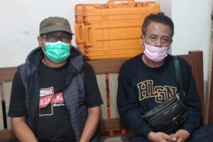 Widi Hatmoko saat menjenguk R di Polsek Tanjung Duren Jakarta Barat.