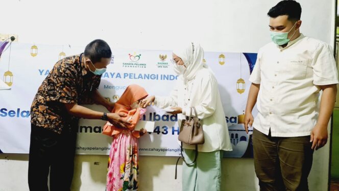 
					Dona memberikan santunan kepada salah satu anak di YCPI Cabang 3 Cipondoh Kota Tangerang.(ist)