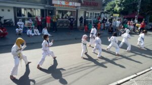 Mau Anak Kita Sehat dan Displin, Yuk Ikut Latihan Karate di Car Free Day Jalan Taman Asri Utama