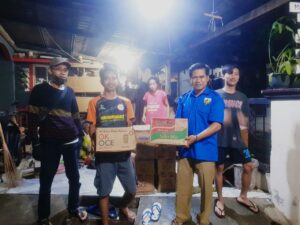 Ketua DPD KNPI Kota Tangerang Maryasin memberikan bantuan kepada korban banjir di Cibodas.(ist)