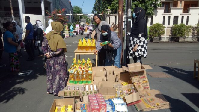 
					Minyak goreng yang dijual di acara car free day di Jalan Taman Asri Utama Cipadu Jaya Larangan Kota Tangerang.(iws)