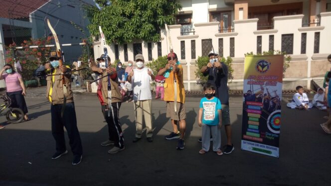 
					Sejumlah warga mempraktikan olahraga panahan di acara car free day di Jalan Taman Asri Utama Cipadu Jaya.(iws)