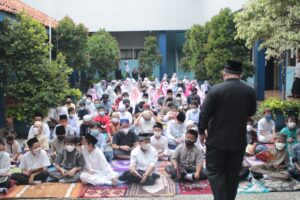 Kepala SD Budi Mulia Dr. H. Moh. Wahyudin Syarif, S.H., M.Pd., (membelakangi kamera) memberi sambutan kepada ratusan peserta pesantren kilat siswa SD Budi Mulia.(ist)