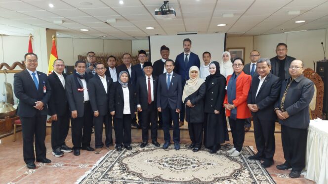 
					Foto bersama KBRI Madrid dan Dubes RI untuk Kerajaan Spanyol bersama JMSI.(ist) 


