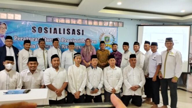 
					Para pengurus LDII Kota Tangerang melakukan foto bersama dengan anggota DPRD Provinsi Banten Ella Silvia usai sosialisasi wawasan kebangsaan.(iws)