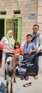 Johan Hendrayadi bersama keluarga berada di YGCSA untuk melihat hewan kurbannya.(ist)