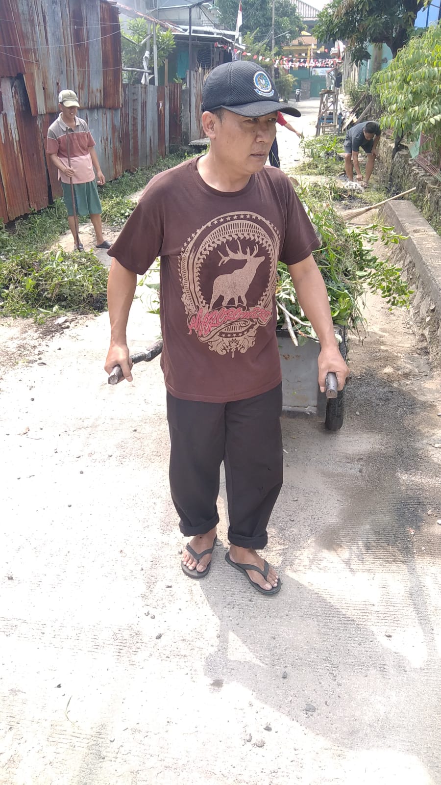 Warga Lingkungan RW 08 Kelurahan Gaga Larangan Kota Tangerang Kerjabakti Bersihkan Lingkungan