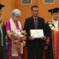 Ayah Brigadir Joshua, Wakili Anaknya Terima Ijazah di UT