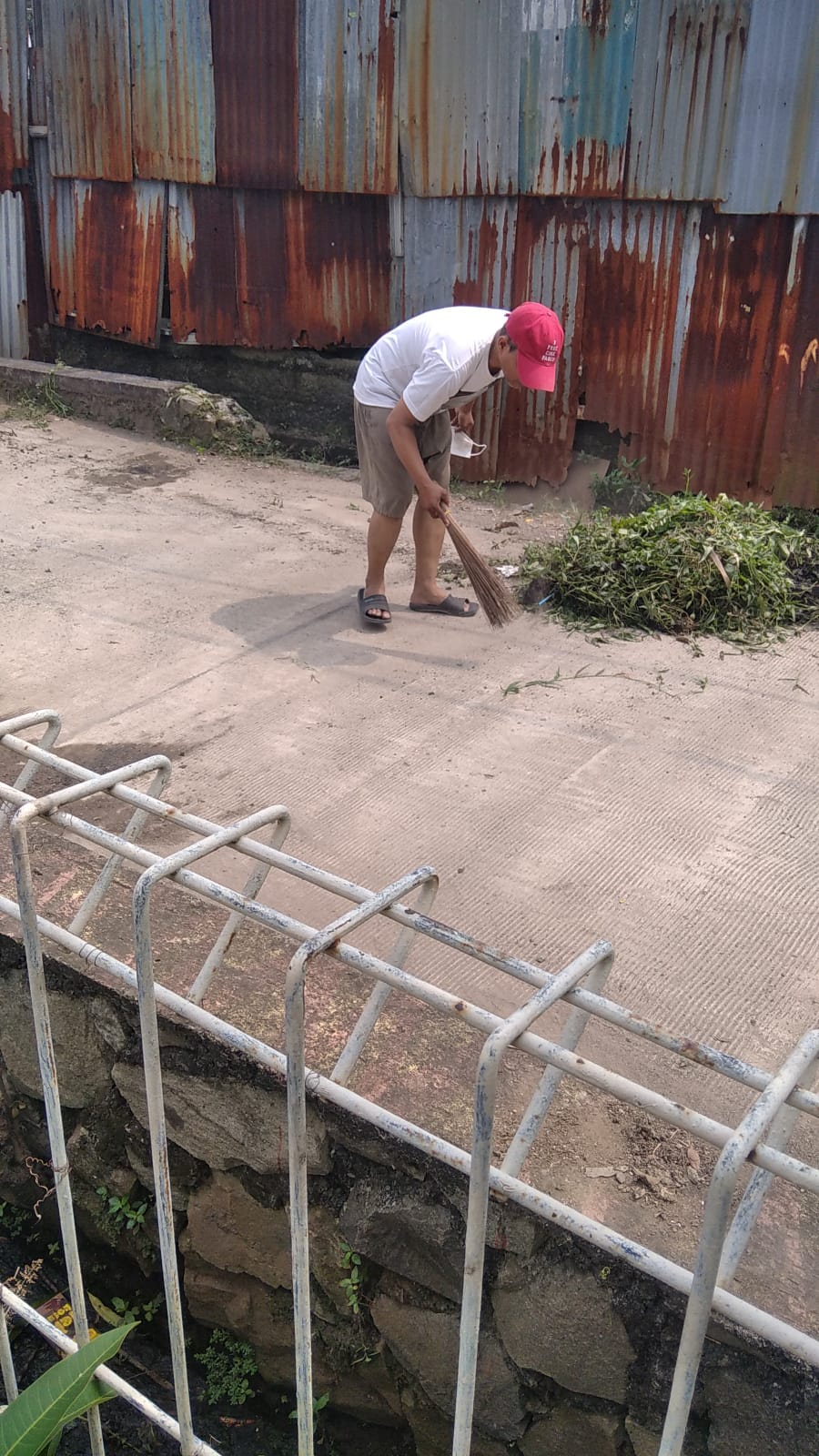 Warga Lingkungan RW 08 Kelurahan Gaga Larangan Kota Tangerang Kerjabakti Bersihkan Lingkungan