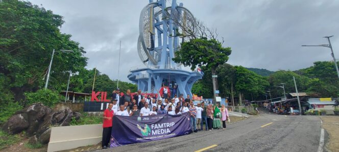 
					Peserta Rakernas II JMSI berfoto bersama usai deklarasi di Tugu Kilometer Nol di Kota Sabang Aceh.(ist)