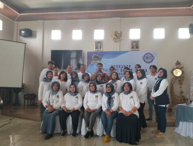 
					Pengurus WWKI Banten, peserta pelatihan, dan pemberi materi dari SMSI berfoto bersama usai mengikuti pelatihan sertifikasi ISO 22000 :2018 di Gedung Barokah Amanah Katering, Talagasari, Balaraja, Kabupaten Tangerang.(iws)