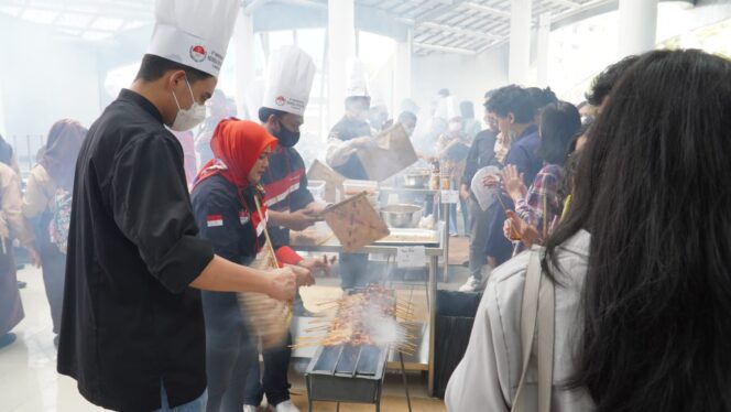 
					erayaan HUT ke-16 ICA di UMN dengan membuat kuliner 1.600 tusk sate.(ist)