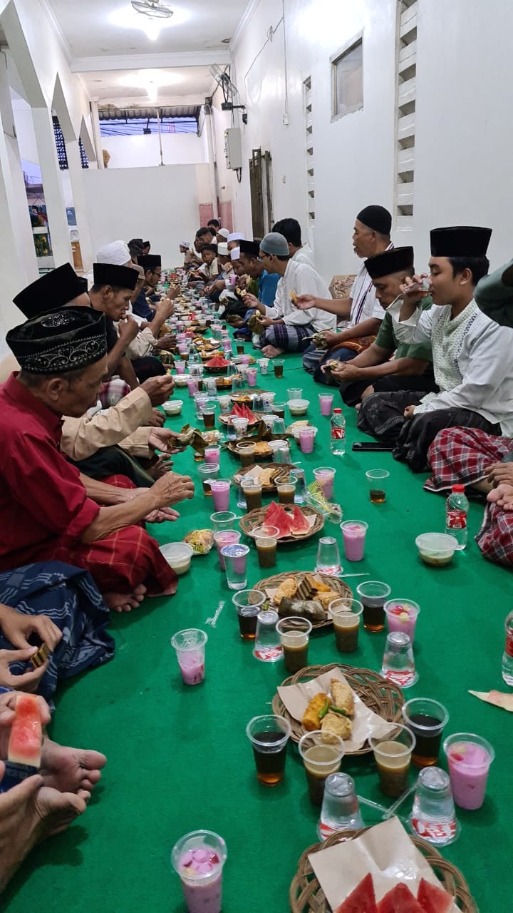 Tiap Hari, Ratusan Orang Bukber di Masjid Al Mubarokah Gaga Larangan