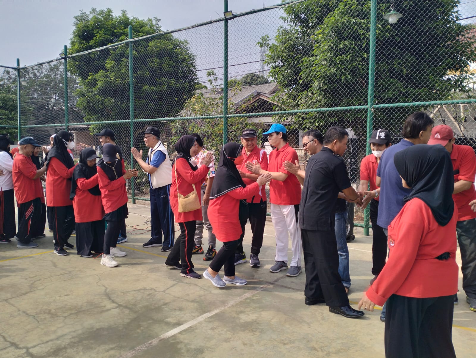 Siti Gunadi Senang Kegiatan Senam Bersama dan Halal Bihalal di RW 01 Taman Asri Cipadu Jaya Berjalan Lancar