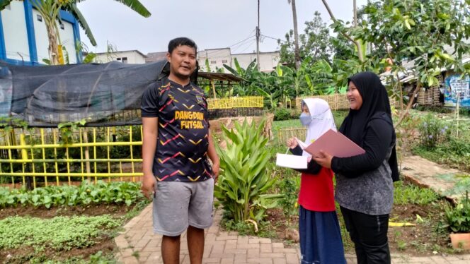 
					Dua orang jurnalis cilik SD Muhammadiyah 30 Poris Jaya, Dara dan Aiko mewawancarai pengelola taman tematik tersebut.(iws)
