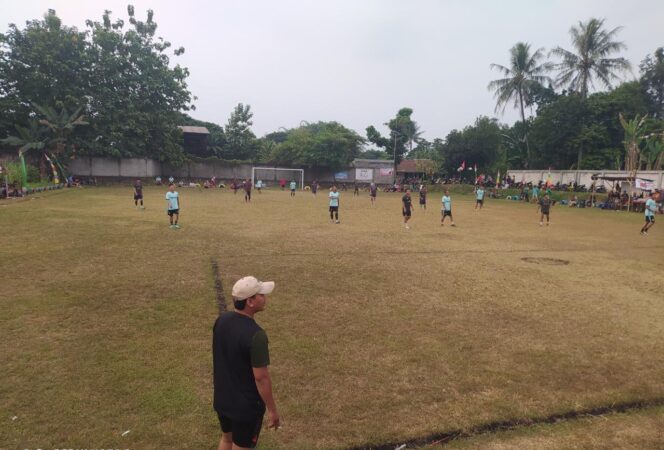 
					Pertandingan sepak bola antara kesebelasan Persikapo melawan Persika FC di lapangan Astek, Cibadung,  Gunungsindur, dalam rangka HUT ke-78 Kemerdekaan RI berlangsung meriah.(herman)