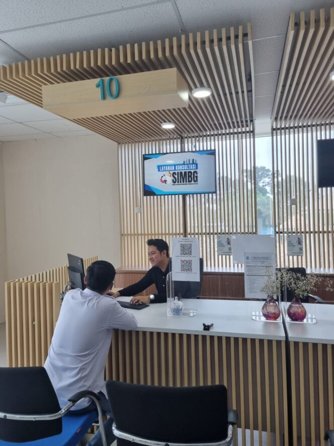 
					Masyarakat sedang memanfaatkan pelayanan 
SIMGB di Kota Tangsel.(ist)