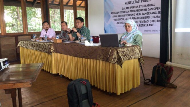
					Kegiatan DCKTR Kota Tangerang Selatan dalam rangka Konsultasi Publik Studi Analisis Mengenai Dampak Lingkungan (AMDAL) terkait rencana kegiatan pembangunan dan operasional Sistem Penyediaan Air Minum (SPAM) Karian Serpong Hilir.(ist),
