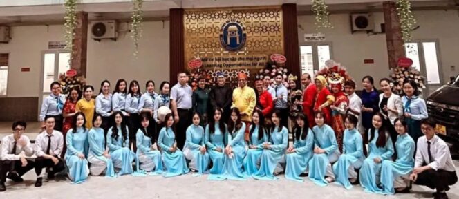
					Delegasi UT bersama peserta lainnya foto bersama saat program PkM Internasional sekaligus memperkenalkan budaya Indonesia di Vietnam.(ut.ac.id)