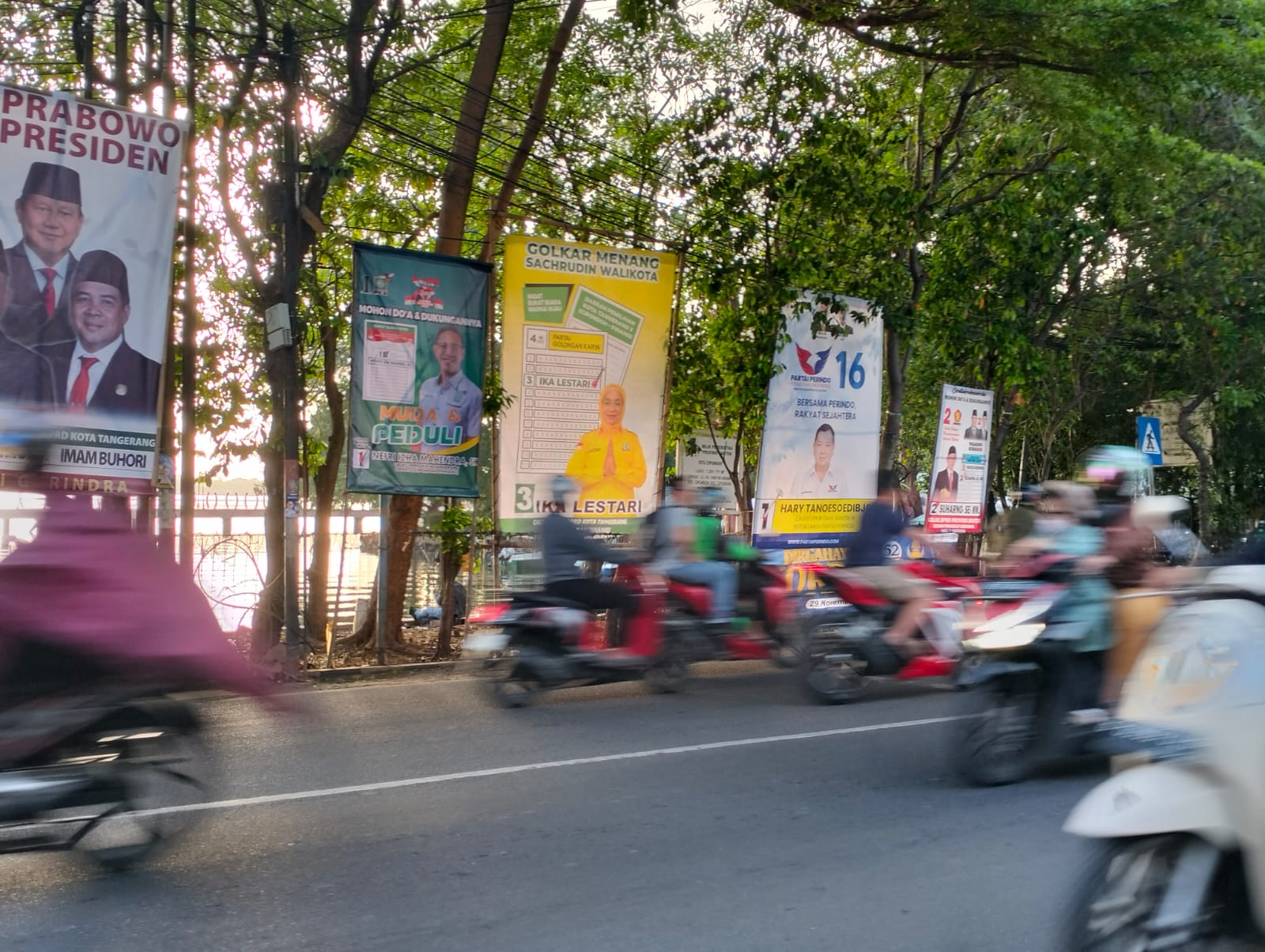 Banyak Alat Peraga Kampanye Dipasang di Jalan Protokol, Bawaslu Kota Tangerang Ingatkan Parpol dan Caleg agar Menahan Diri Pasang APK