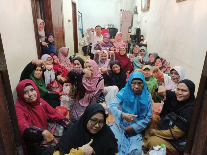 
					Caleg Evi Eni Koesrini dari Partai Gelora Indonesia saat kampanye  di tengah-tengah warga.(ist)  
