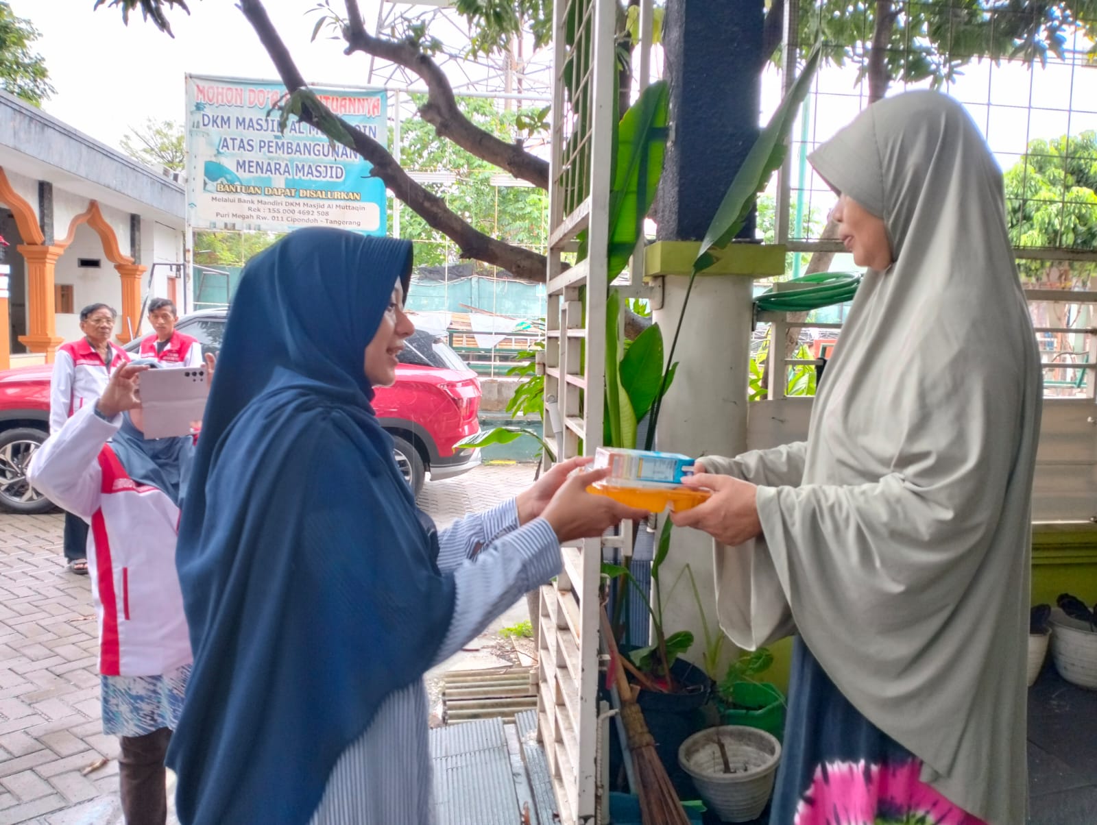 Caleg Partai Gerindra Gita Andjani Berbagi Ratusan Paket Nasi Kotak Bento dan Susu Kepada Warga di Cipondoh