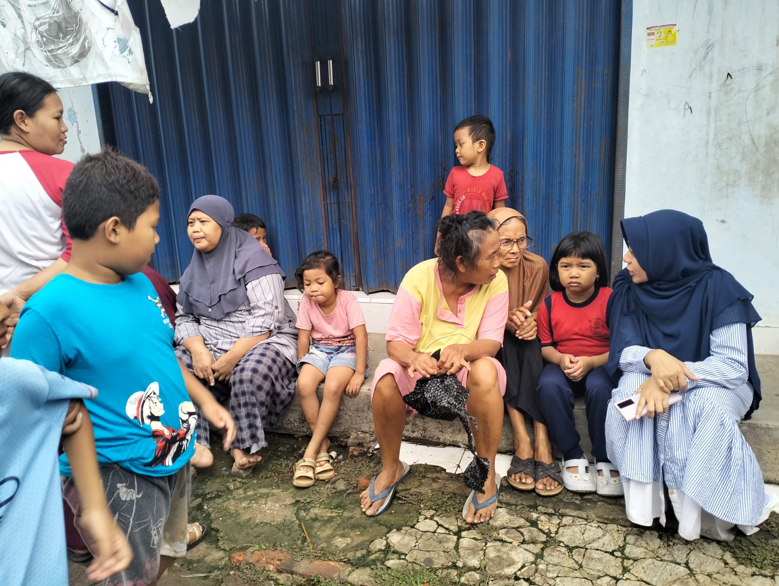 Caleg Partai Gerindra Gita Andjani Berbagi Ratusan Paket Nasi Kotak Bento dan Susu Kepada Warga di Cipondoh