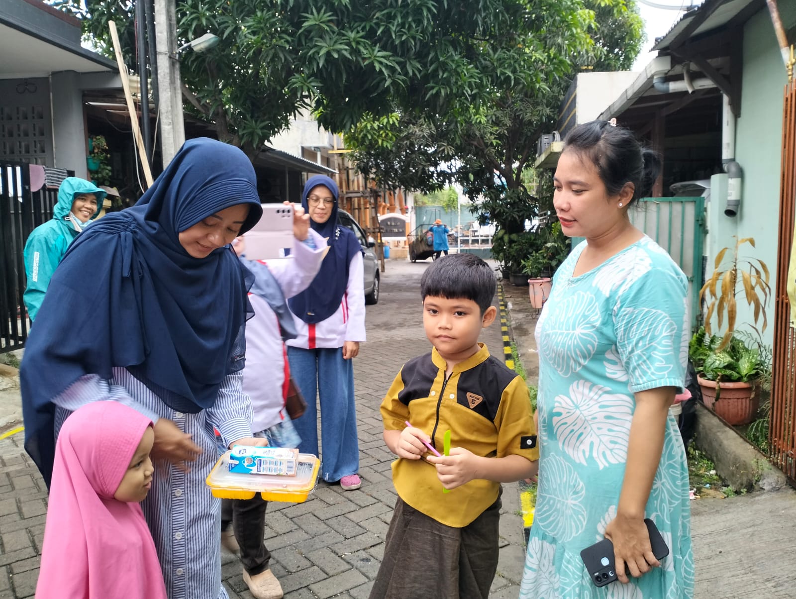 Caleg Partai Gerindra Gita Andjani Berbagi Ratusan Paket Nasi Kotak Bento dan Susu Kepada Warga di Cipondoh