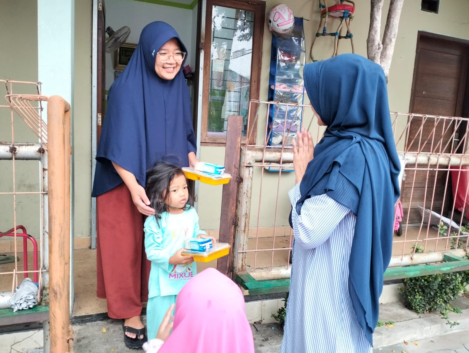 Caleg Partai Gerindra Gita Andjani Berbagi Ratusan Paket Nasi Kotak Bento dan Susu Kepada Warga di Cipondoh