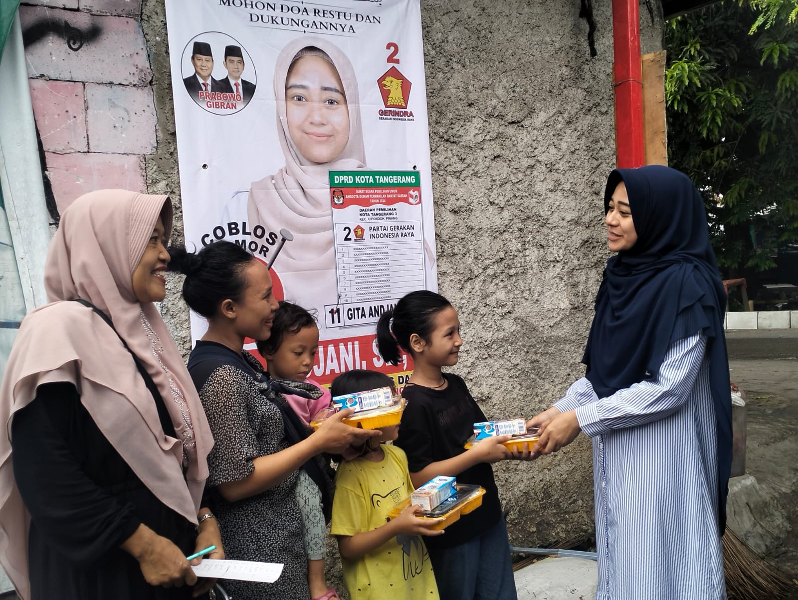Caleg Partai Gerindra Gita Andjani Berbagi Ratusan Paket Nasi Kotak Bento dan Susu Kepada Warga di Cipondoh