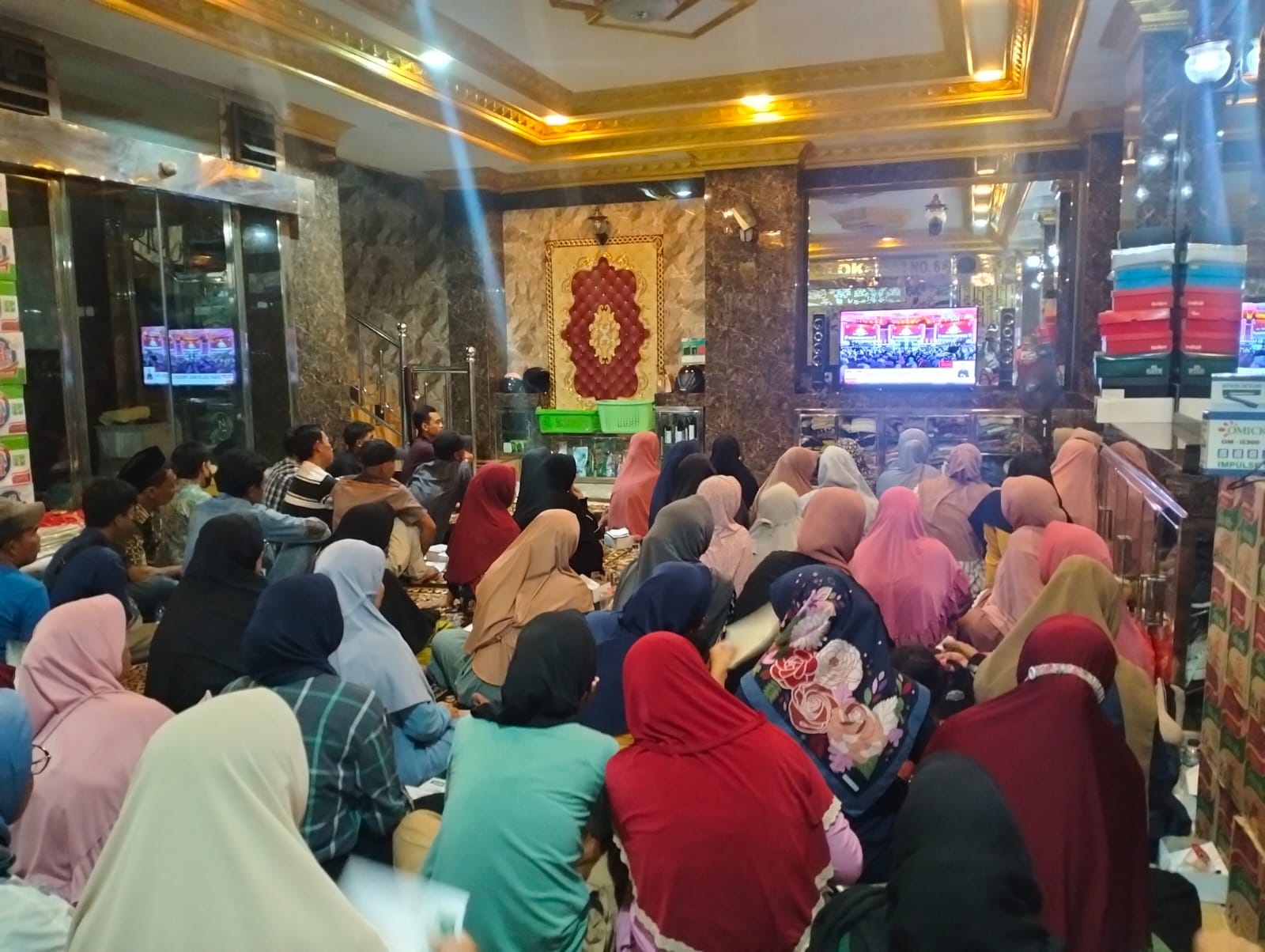 Nobar Debat Cawapres di Rumah Caleg Gita Andjani, Ratusan Warga Antusias Menonton Hingga Selesai