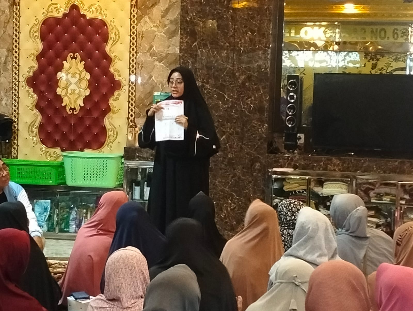 Nobar Debat Cawapres di Rumah Caleg Gita Andjani, Ratusan Warga Antusias Menonton Hingga Selesai