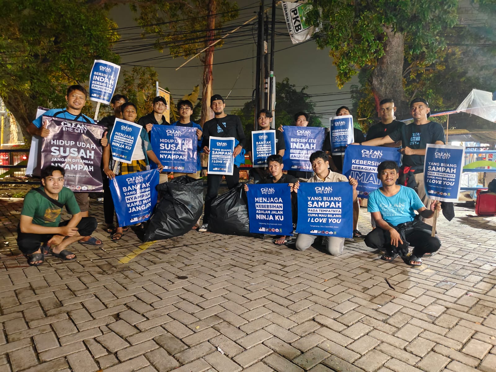 Ratusan Jamaah Ahmadiyah se-Tangerang Raya Bersihkan Sampah Malam Tahun Baru 2024 di Area Wisata Situ Cipondoh