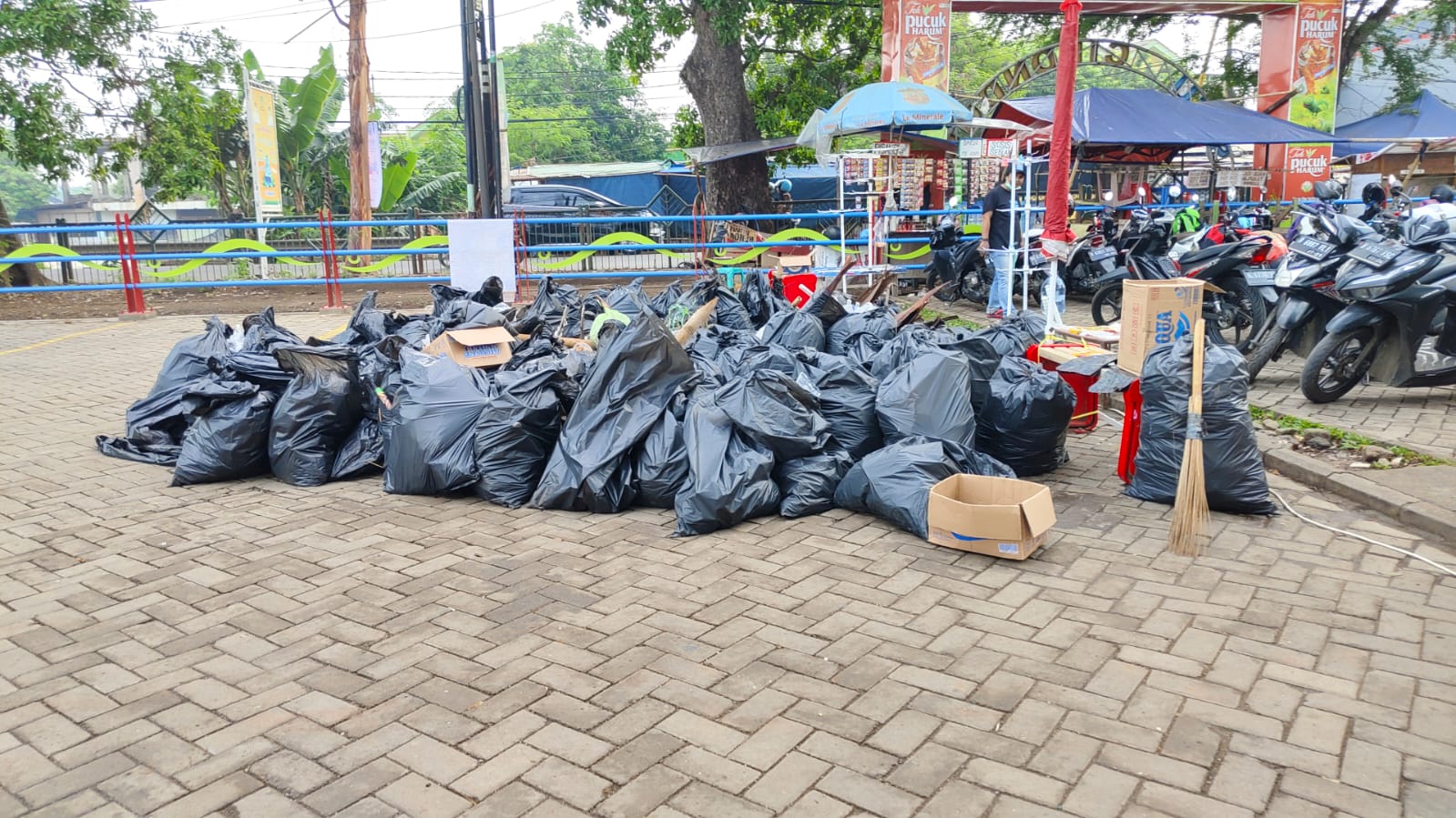 Ratusan Jamaah Ahmadiyah se-Tangerang Raya Bersihkan Sampah Malam Tahun Baru 2024 di Area Wisata Situ Cipondoh