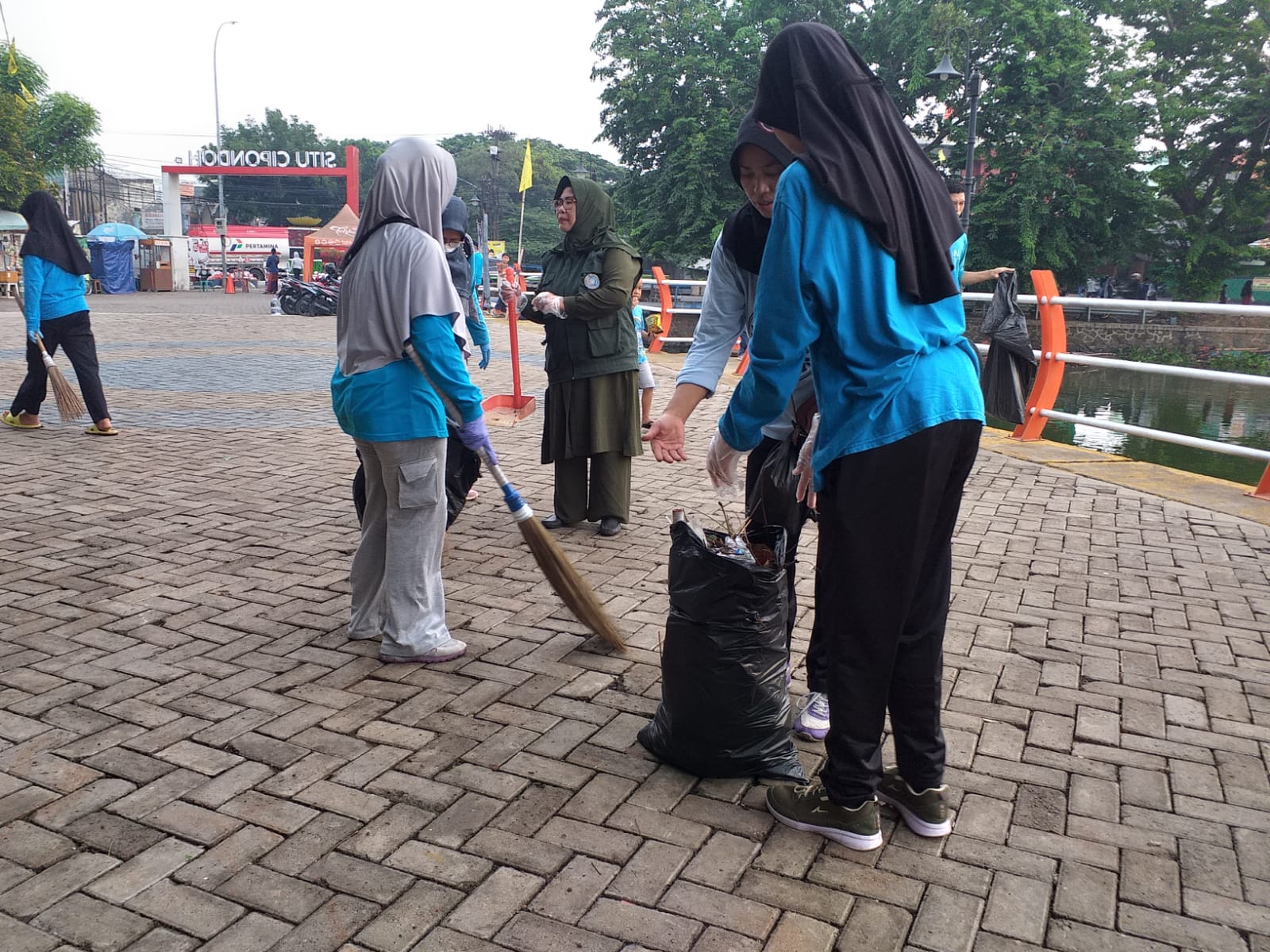 Ratusan Jamaah Ahmadiyah se-Tangerang Raya Bersihkan Sampah Malam Tahun Baru 2024 di Area Wisata Situ Cipondoh
