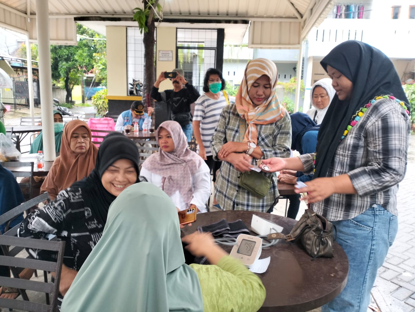 Cek Kesehatan Gratis oleh Caleg Partai Gerindra Gita Andjani di Cipondoh Diserbu Ratusan Warga