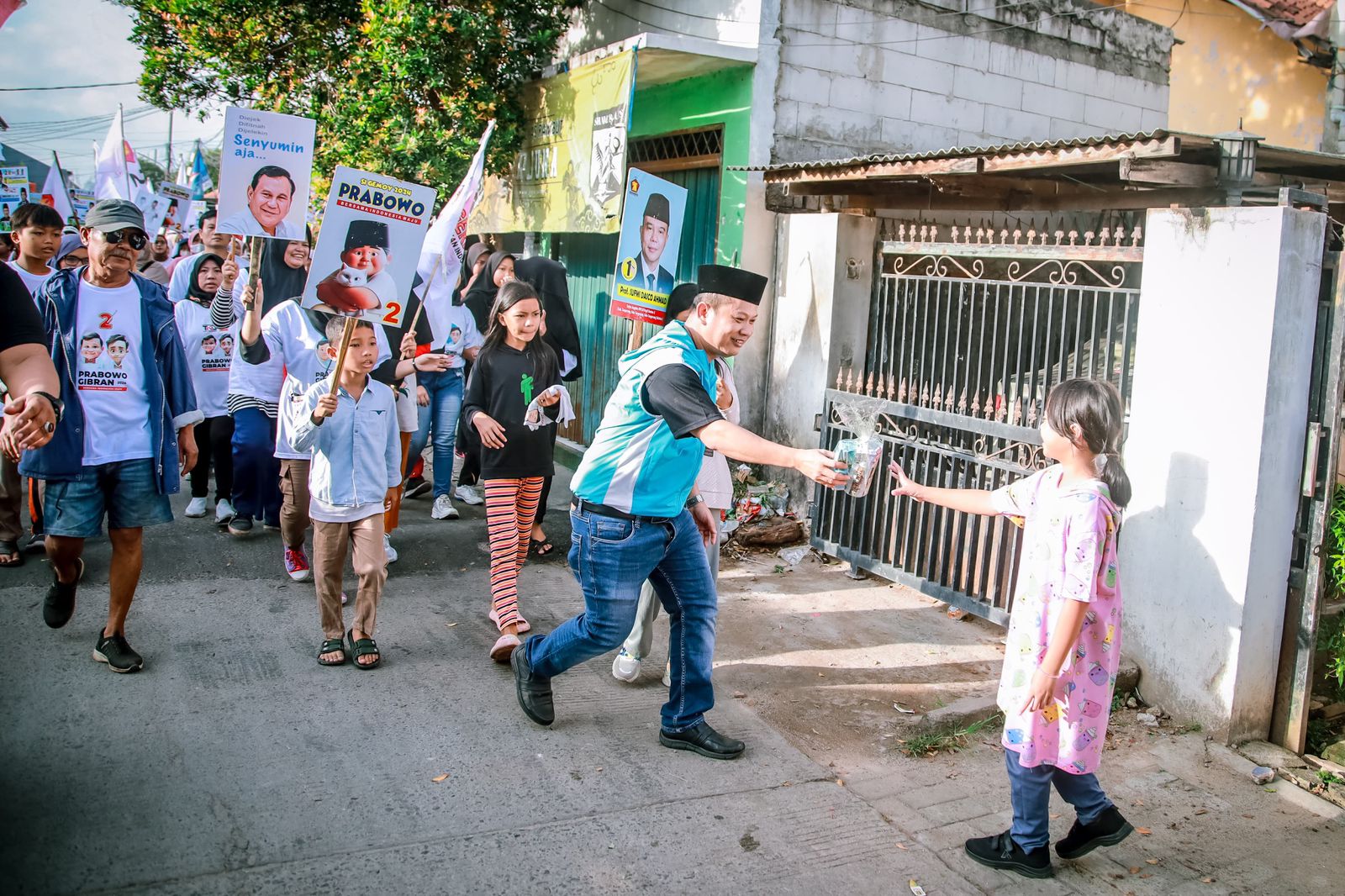 Warga Cipondoh Jalan Jalin Santai Prabowo-Gibran dan Senam Gemoy Bersama Turidi Susanto