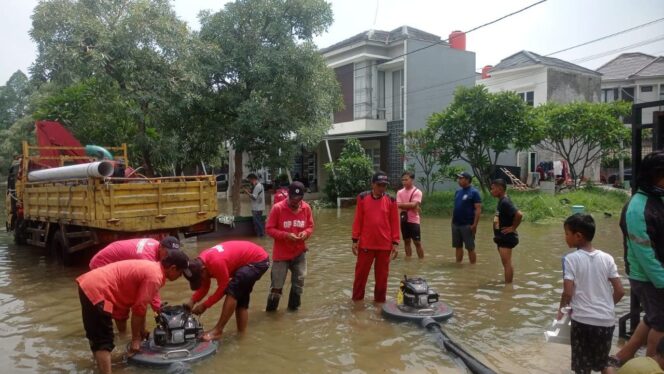 
					Pompa penyedot air untuk mengatasi banjir yang diturunkan DSDABMBK Tangsel.(ist)