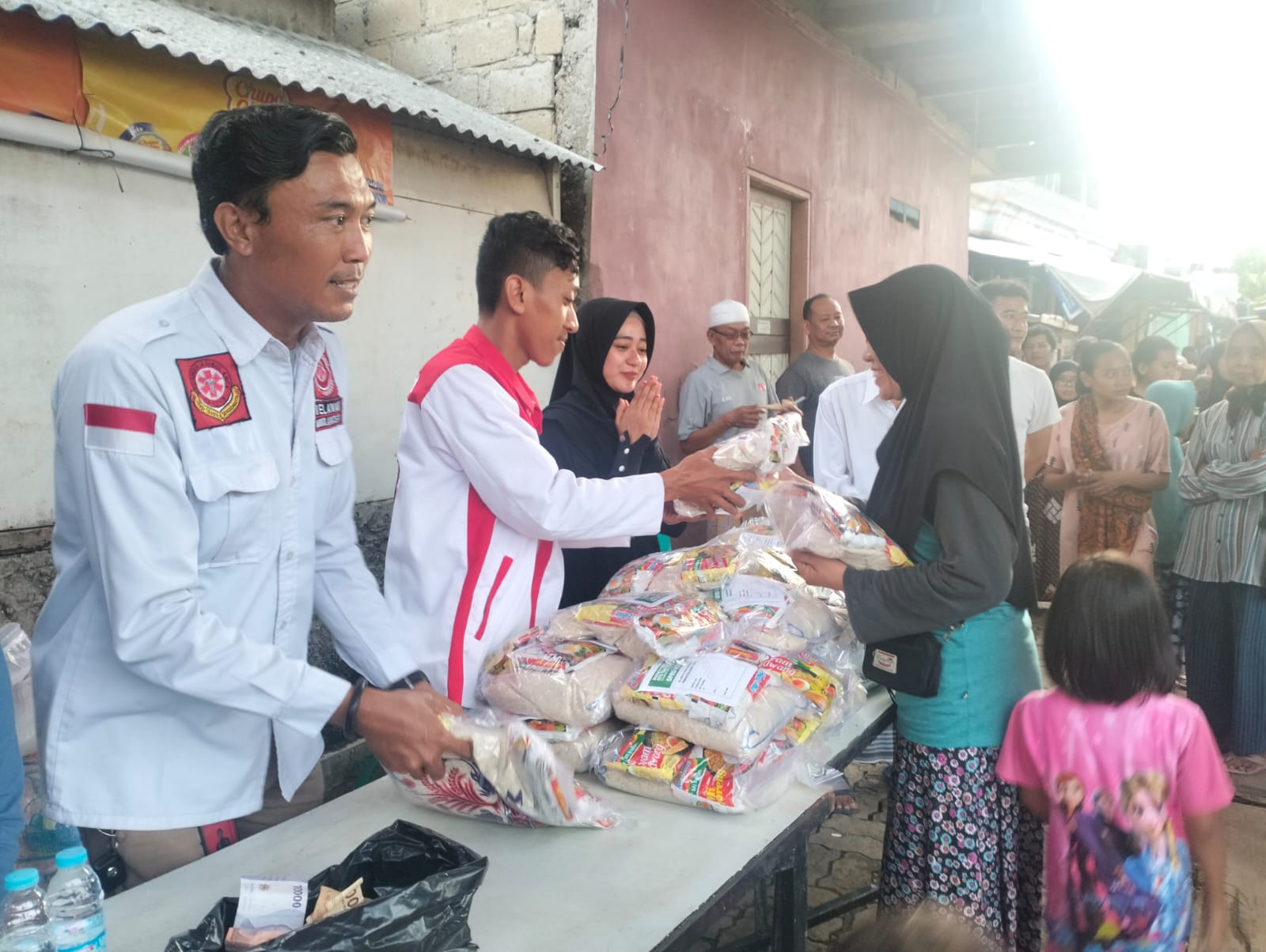 Gelar Bazar Sembako Murah di Petir, Caleg Partai Gerindra Gita Andjani Ingin Ringankan Beban Kebutuhan Warga